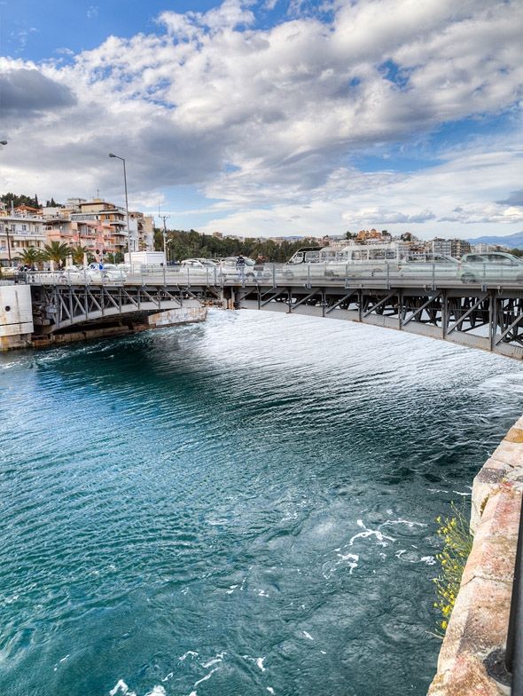 Η παλαιά γέφυρα της Χαλκίδας, πάνω από το στενό του Ευρίπου